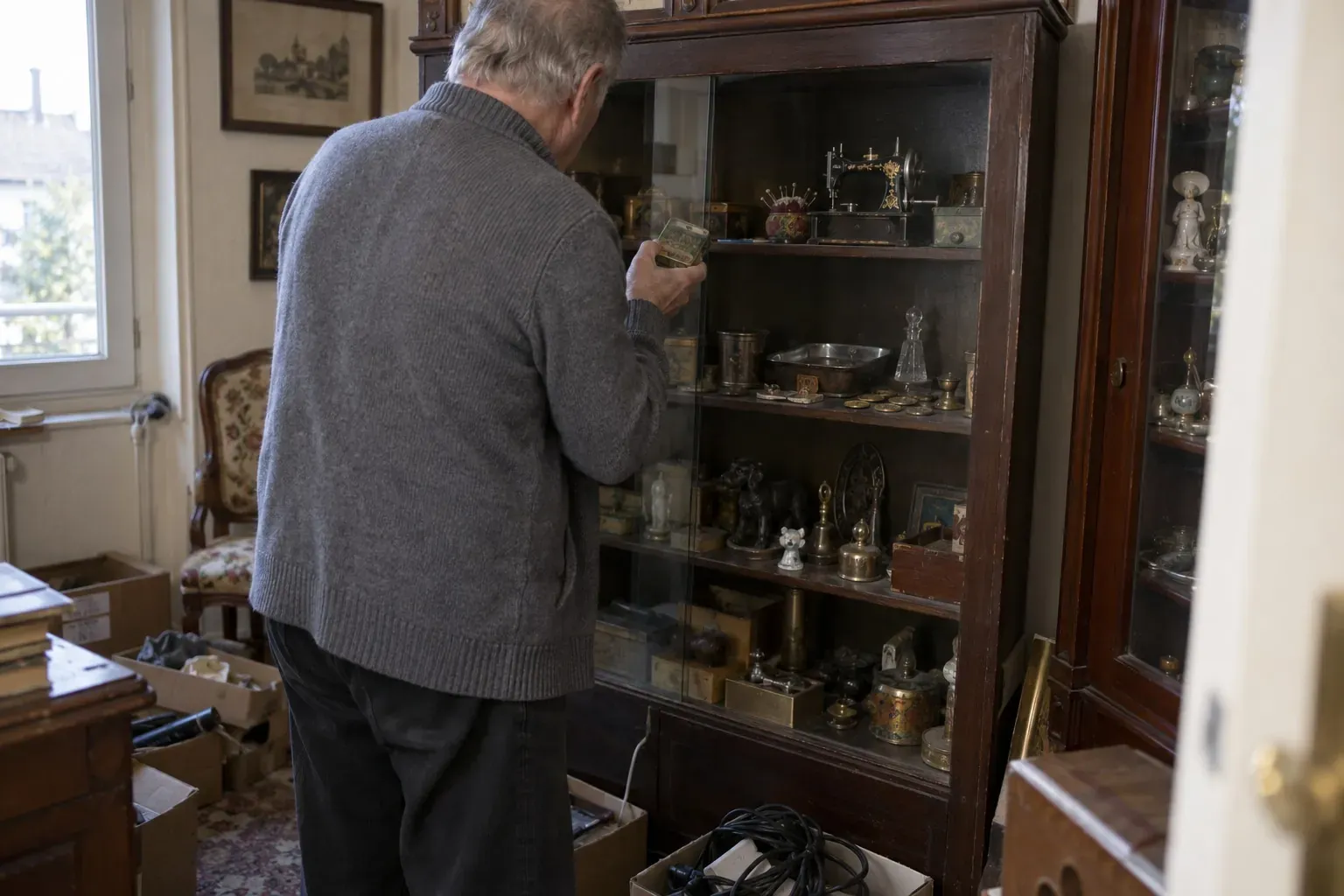 « J’ai des objets uniques au monde » : Patrick Roussel raconte sa collection d’absinthe, des milliers de pièces